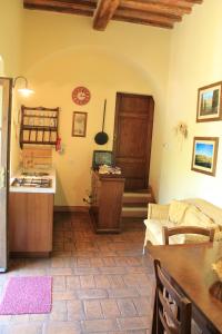 sala de estar con cocina y mesa en Il Giardino Segreto, en Pienza