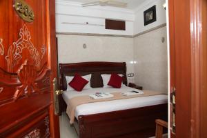 Postel nebo postele na pokoji v ubytování Grand View Residency Chennai
