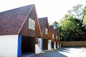 una fila de casas con techos marrones en Motel Cisne Blumenau (Adult Only), en Blumenau