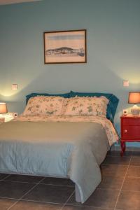 een slaapkamer met een bed en een foto aan de muur bij Galaxidi Family House in Galaxidhion