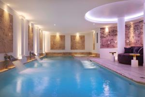 Swimmingpoolen hos eller tæt på Paris j'Adore Hotel & Spa