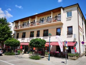 un edificio con persone sedute sui balconi di Hotel König Stefan a Deutsch Altenburg