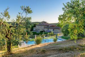a property with a pool and a house and trees at Agriturismo Concadoro in Castellina in Chianti