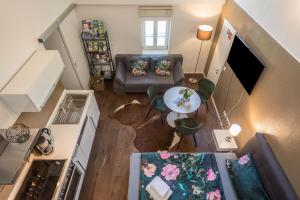 an overhead view of a living room with a couch and a table at Hof zum Stadl - Ferienwohnung Nr 2 in Meckenbeuren