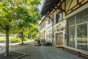 a building with a bench in front of it at Hof zum Stadl - Ferienwohnung Nr 2 in Meckenbeuren