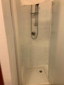 W łazience znajduje się prysznic ze szklanymi drzwiami. w obiekcie Casa Vacanze Monica w mieście Villasimius