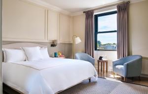 Un pat sau paturi într-o cameră la The Lansdowne Kenmare