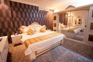 1 dormitorio con 1 cama grande y espejo en مقصورة مرسال سويت, en Riad