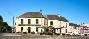 un gran edificio blanco en una calle de la ciudad en The Lansdowne Kenmare, en Kenmare