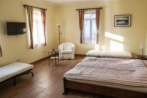 Postel nebo postele na pokoji v ubytování Muflon Apartman Jakuzzis Vendégház Mány + 98 fotografií