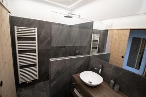 bagno con servizi igienici, lavandino e specchio di Haus Lechthaler a Resia