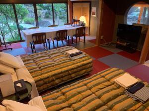 Kasaoka的住宿－オーベルジュ美の浜 流石，客厅配有桌椅和沙发