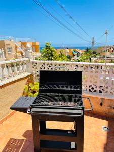 einen Grill auf dem Tisch auf dem Balkon in der Unterkunft Holiday Villa with Sea View in Gran Alacant