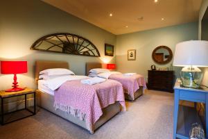 Кровать или кровати в номере Chippenham Park Garden Rooms