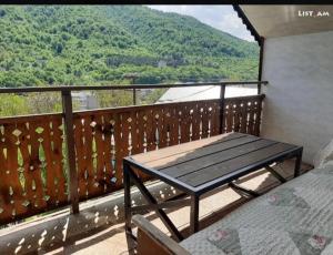 balcón con mesa y vistas a la montaña en Bella Dilijan, en Dilijan