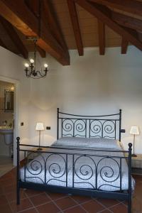 1 dormitorio con 1 cama negra en una habitación en Locanda OSTERIA LA MILONGA, en Agliano Terme