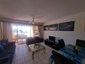 馬蓋特的住宿－Laguna La Crete 47，客厅配有沙发和桌子