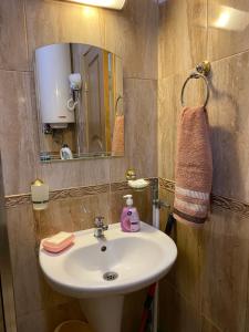 La salle de bains est pourvue d'un lavabo et d'un miroir. dans l'établissement Aphrodite Gardens D301, studio, à Sunny Beach