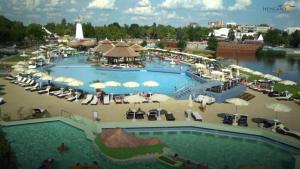 ハイドゥソボスローにあるBezsó apartmanのリゾートの大型プールの景色を望めます。