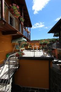 Un balcón o terraza en B&B Il Castello Lago Maggiore con TERRAZZA