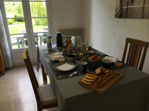 une table avec un chiffon bleu et de la nourriture dans l'établissement B&B Folespoir, à Bayeux