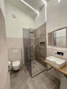 Koupelna v ubytování Lambda Holiday Apartments + 31 fotografií