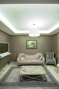 salon z kanapą i telewizorem w obiekcie Charleson Luxury Hotel w mieście Port Harcourt