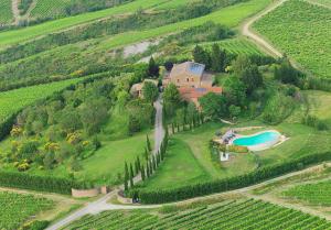 una vista aerea di una casa su una collina con piscina di Villa Poggio del Sogno a Castel Viscardo