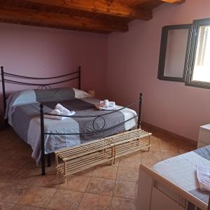 una camera con letto e struttura in legno di Villa Nino a Marina di Ragusa
