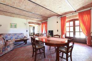 sala de estar con mesa y sofá en Cascina Giuli, en Alba