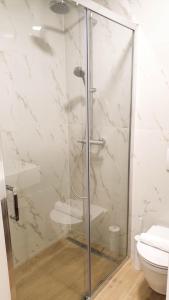 bagno con doccia in vetro e servizi igienici. di Fiorino Rooms Korčula a Korčula