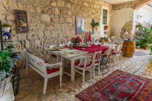 a dining room with a table and chairs at Haus Diogenes in Mörbisch am See