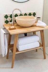 阿普特La Petite Ruche, 1 bedroom Gite in the Luberon的木桌上的水槽和毛巾 更多68张照片