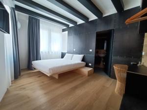 Kama o mga kama sa kuwarto sa Le Meridiane Luxury Rooms In Trento
