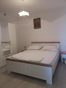 A bed or beds in a room at Apartman JOLE