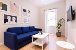 sala de estar con sofá azul y mesa en Casa Moderna -Two Bedroom Apartment, en Corfú