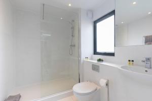 Ένα μπάνιο στο Elliot Oliver - The Old Surgery - Stunning 4 Bedroom Home With Parking In Cheltenham