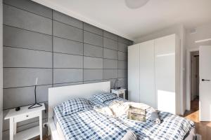 sypialnia z łóżkiem i ścianą w obiekcie Waw - Apartamenty Wilanów III Zdrowa w Warszawie