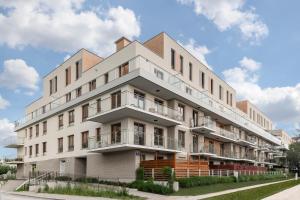 apartamentowiec z balkonami na ulicy w obiekcie Waw - Apartamenty Wilanów III Zdrowa w Warszawie