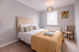 - une chambre avec un lit doté d'une couverture jaune dans l'établissement Hillside View, à Southwold