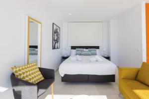 Posteľ alebo postele v izbe v ubytovaní Seafront Boutique CalaBeach Rincón de la Victoria