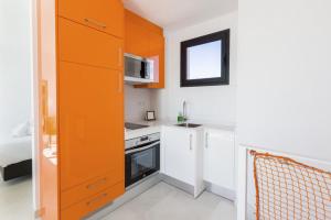 Kuchyňa alebo kuchynka v ubytovaní Seafront Boutique CalaBeach Rincón de la Victoria