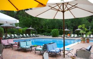 Bazén v ubytování Hotel Bahia nebo v jeho okolí