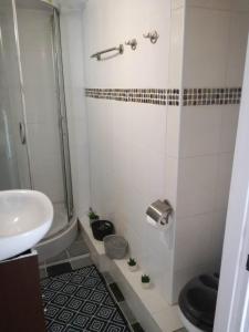 Kúpeľňa v ubytovaní niezależne piętro w domu z widokiem na morze + 21 fotografií