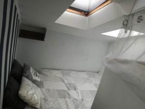 Posteľ alebo postele v izbe v ubytovaní niezależne piętro w domu z widokiem na morze
