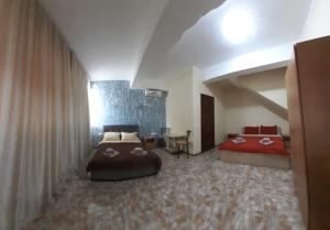 Odessa的住宿－Морская жемчужина，一间卧室配有两张床和一张桌子。