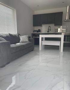 Kuchyň nebo kuchyňský kout v ubytování Apt 3, Lisvarna House + 35 fotografií