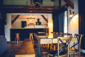 una sala da pranzo con tavolo e alcune sedie di Valley House Cabana cu priveliste de vis a Sita Buzăului