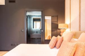 A bed or beds in a room at Valencia Luxury - Sea Port II