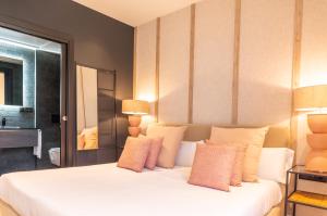 A bed or beds in a room at Valencia Luxury - Sea Port II